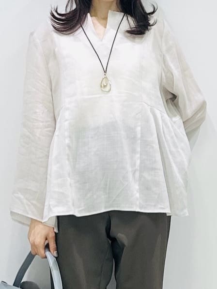 Miwaさんの「UNTITLED｜【接触冷感/麻混/洗える】ドライタッチキーネックブラウス」を使ったコーディネート
