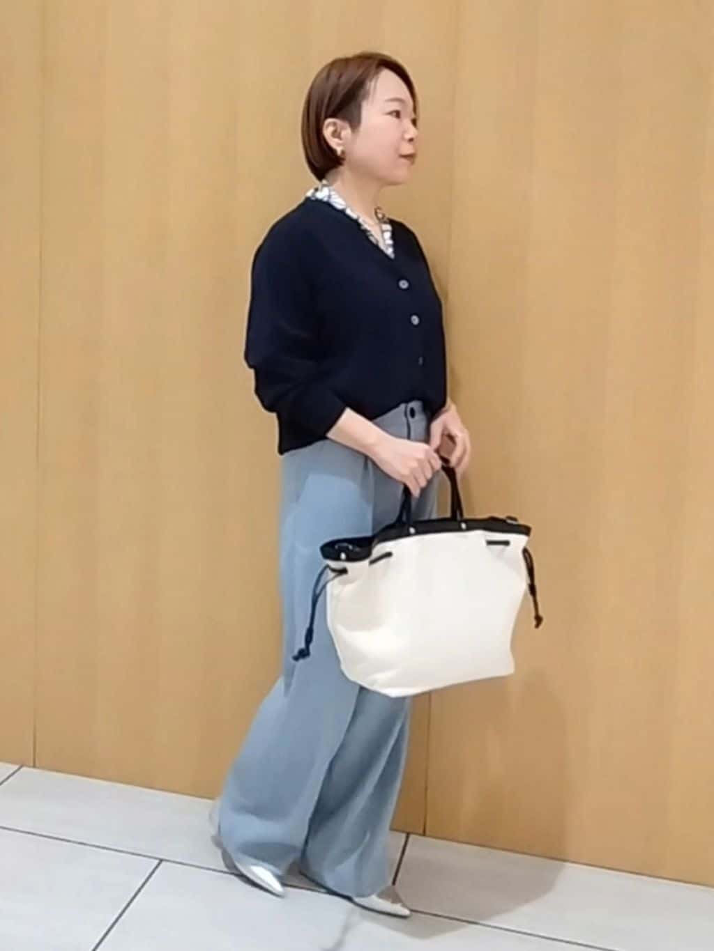 s u g iさんの「UNTITLED｜【セットアップ可/洗える】シアーVネックカーディガン」を使ったコーディネート