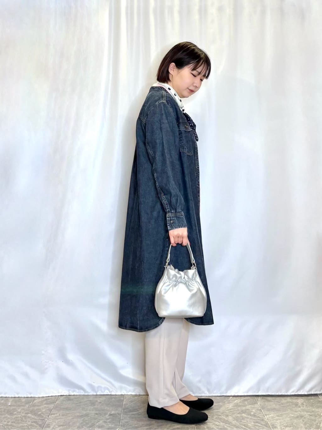 ネリさんの「SHOO･LA･RUE｜【ライトオンスデニム/S-LL/体型カバー】首元すっきり ワンピにもなるロングデニムシャツ」を使ったコーディネート