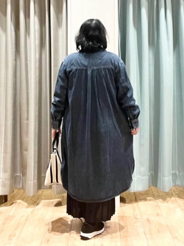 あやさんの「SHOO･LA･RUE｜【ライトオンスデニム/S-LL/体型カバー】首元すっきり ワンピにもなるロングデニムシャツ」を使ったコーディネート