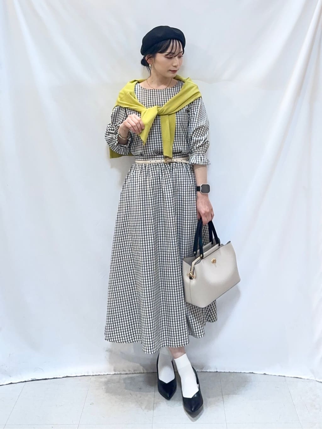 𝐇𝐢𝐫𝐨𝐦𝐢さんの「SHOO･LA･RUE｜【洗濯機可/UV】さらっとしたタッチが心地よい ショート丈 Vネックカーディガン」を使ったコーディネート