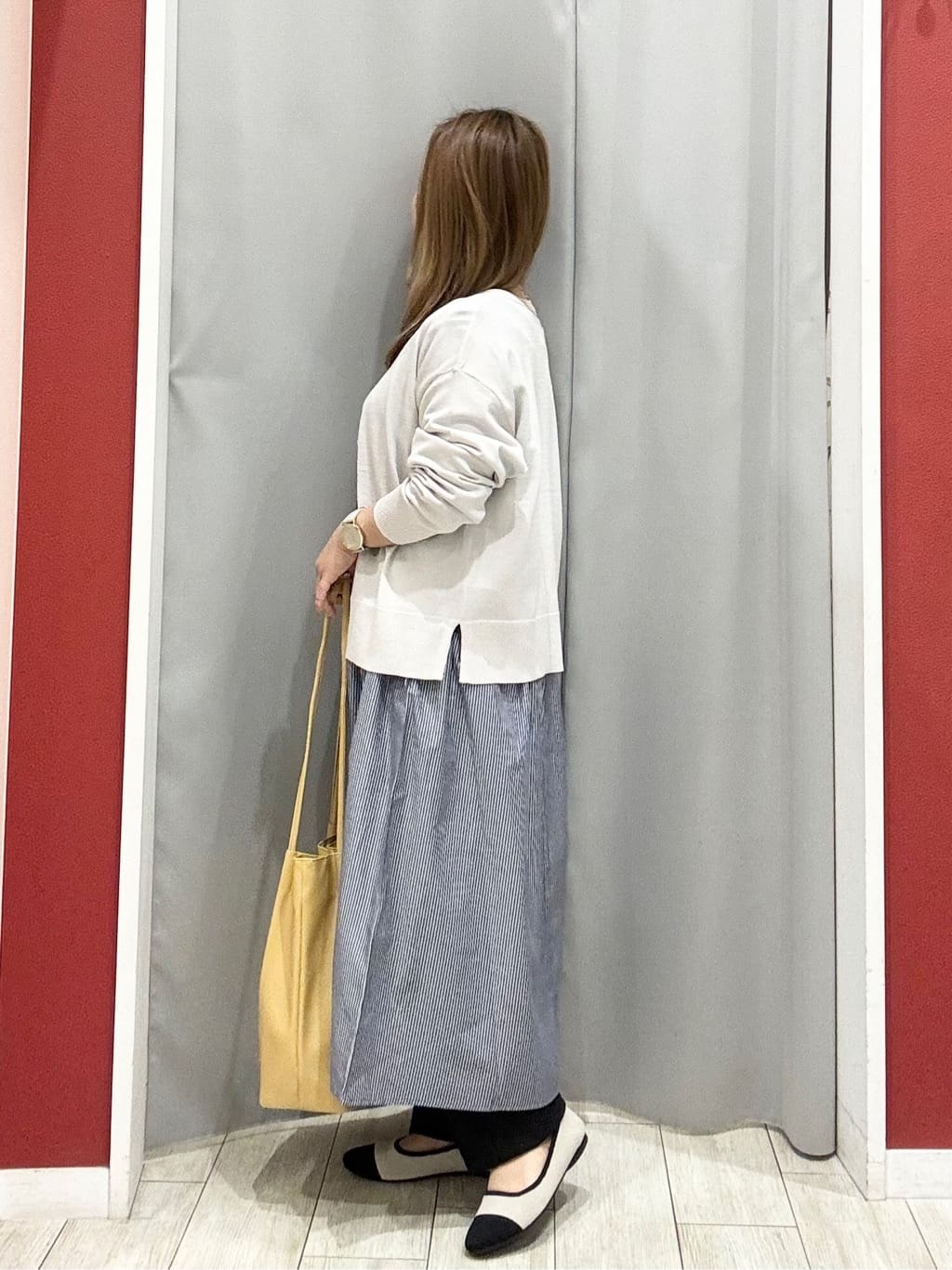shioさんの「SHOO･LA･RUE｜【洗濯機可/UV】さらっとしたタッチが心地よい ショート丈 Vネックカーディガン」を使ったコーディネート