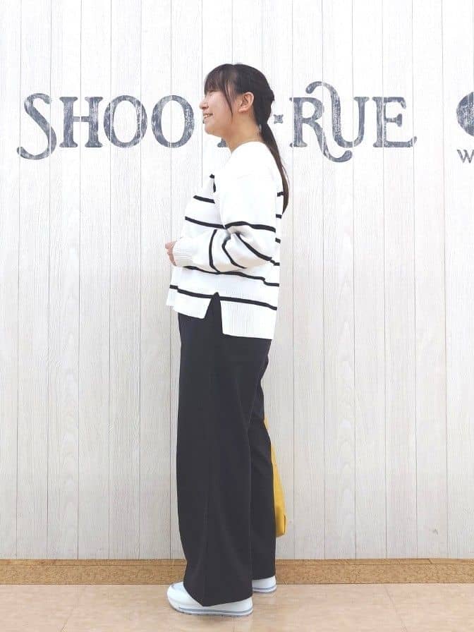 とろろさんの「SHOO･LA･RUE｜【洗濯機可/S-LL】ウエストのタブボタンがポイント　ワイドパンツ」を使ったコーディネート