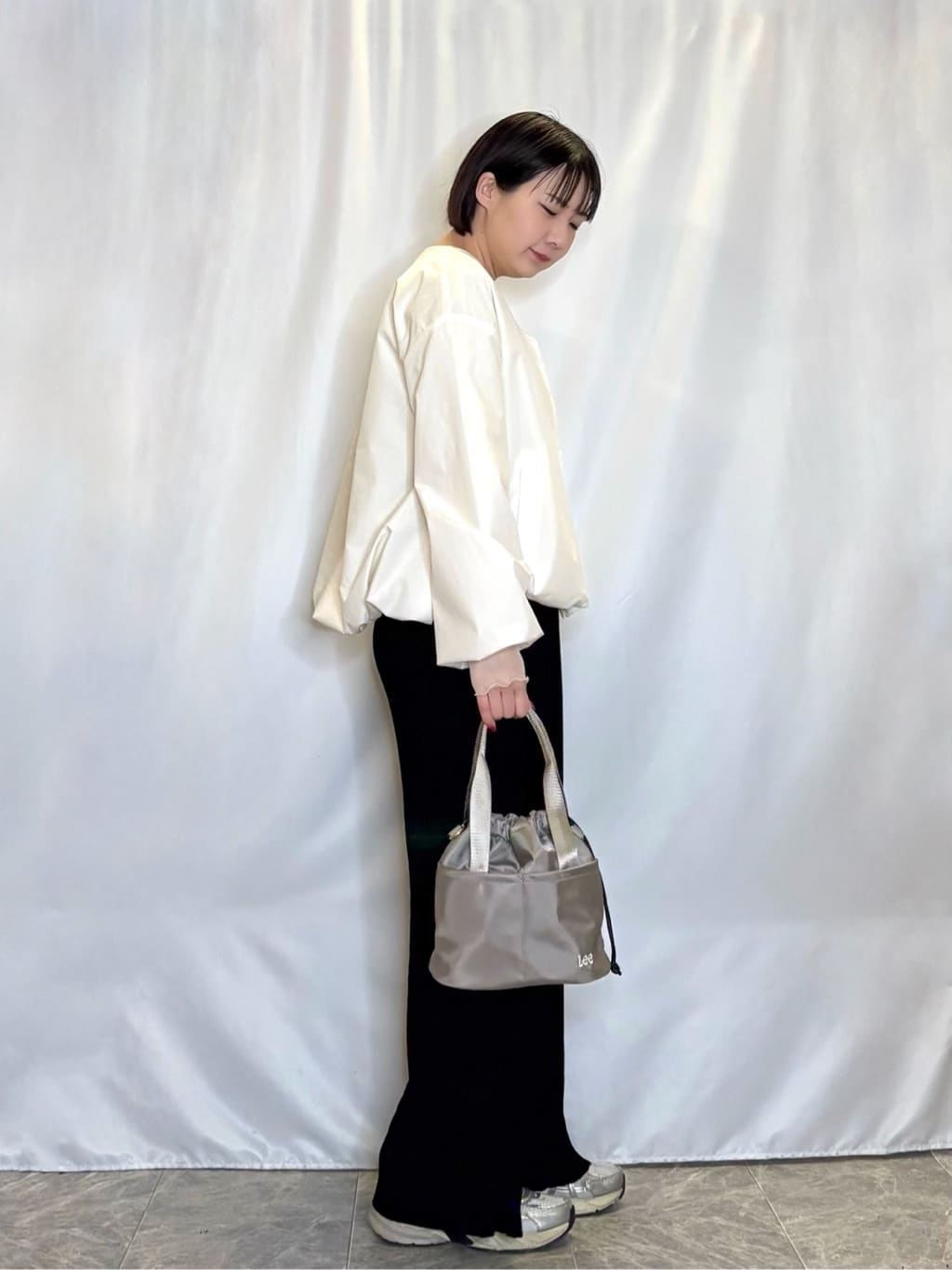 ネリさんの「SHOO･LA･RUE｜【防風/撥水/S-LL】お顔回りすっきり見え　Vネックバルーンブルゾン」を使ったコーディネート