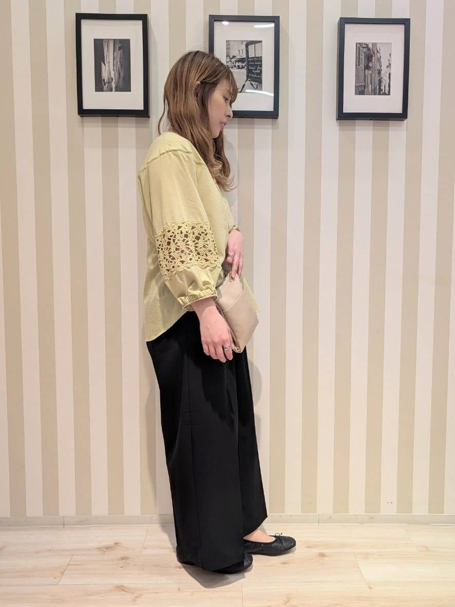 otaさんの「SHOO･LA･RUE｜【洗濯機可/7分袖】インせず着られる 透かし編み柄が上品な レース切替シャツ」を使ったコーディネート