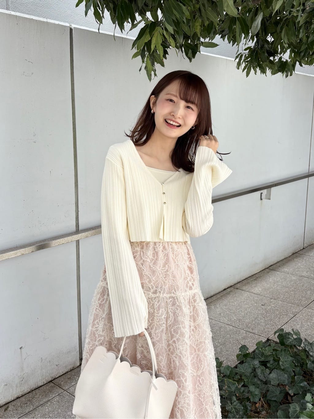 みさかさんの「index｜シェル&times;エッジメタルしずくピアス」を使ったコーディネート