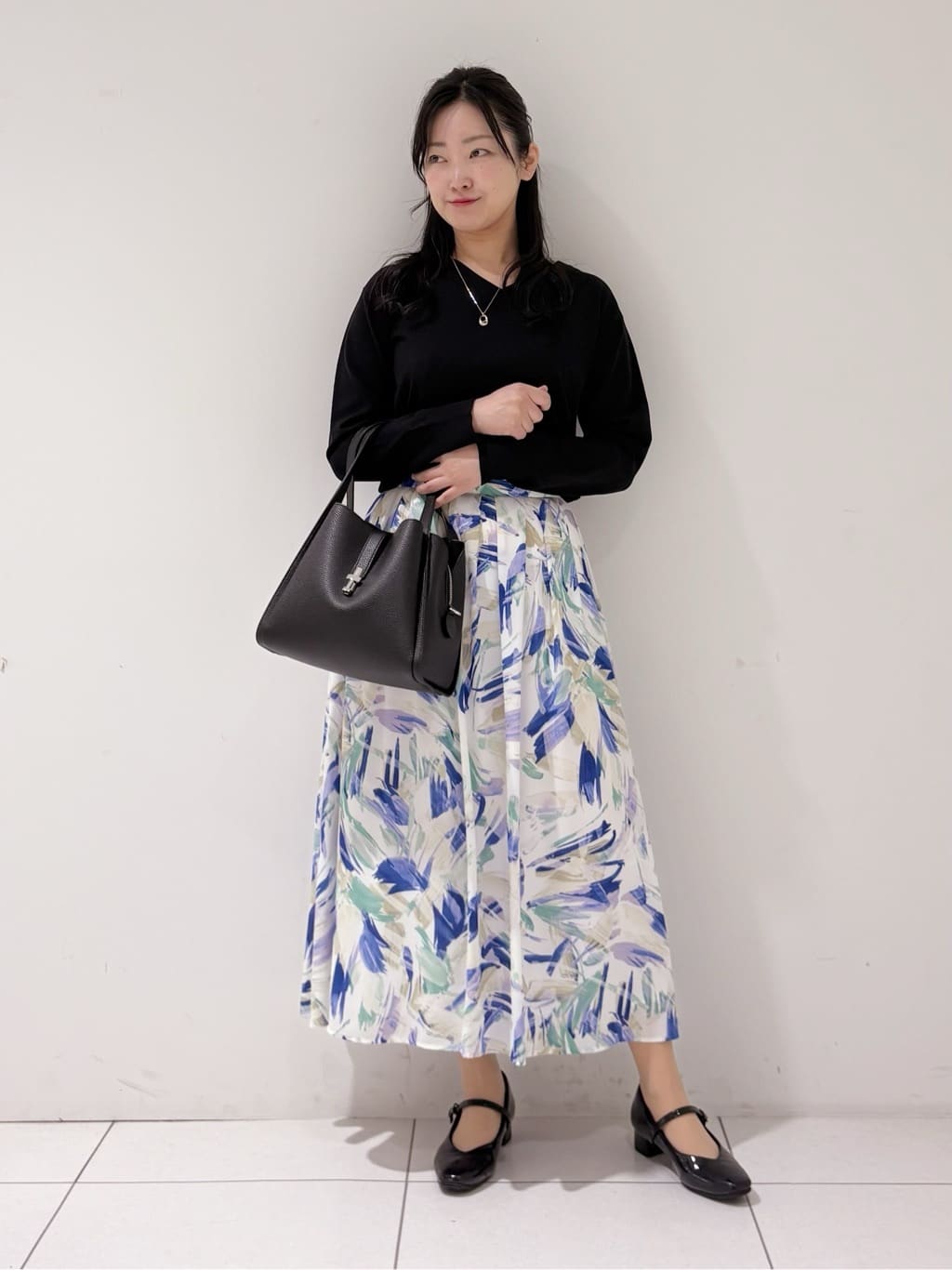 momokoさんの「INDIVI｜【シルク混】きれいめVネックニット」を使ったコーディネート