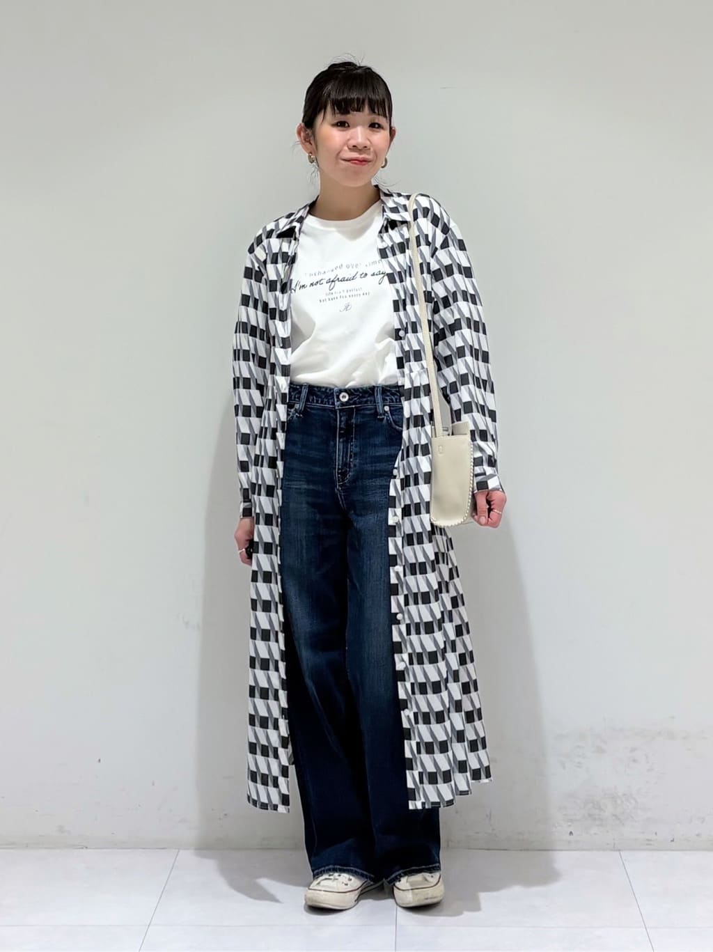 tsuyuさんの「INDIVI｜【合皮】スタッズ風メタルポシェットバッグ」を使ったコーディネート