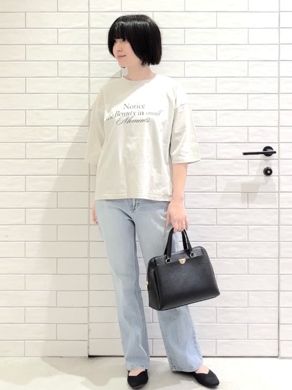 しおりさんの「OPAQUE.CLIP｜リラクシーロゴプリントTシャツ【洗濯機OK】」を使ったコーディネート