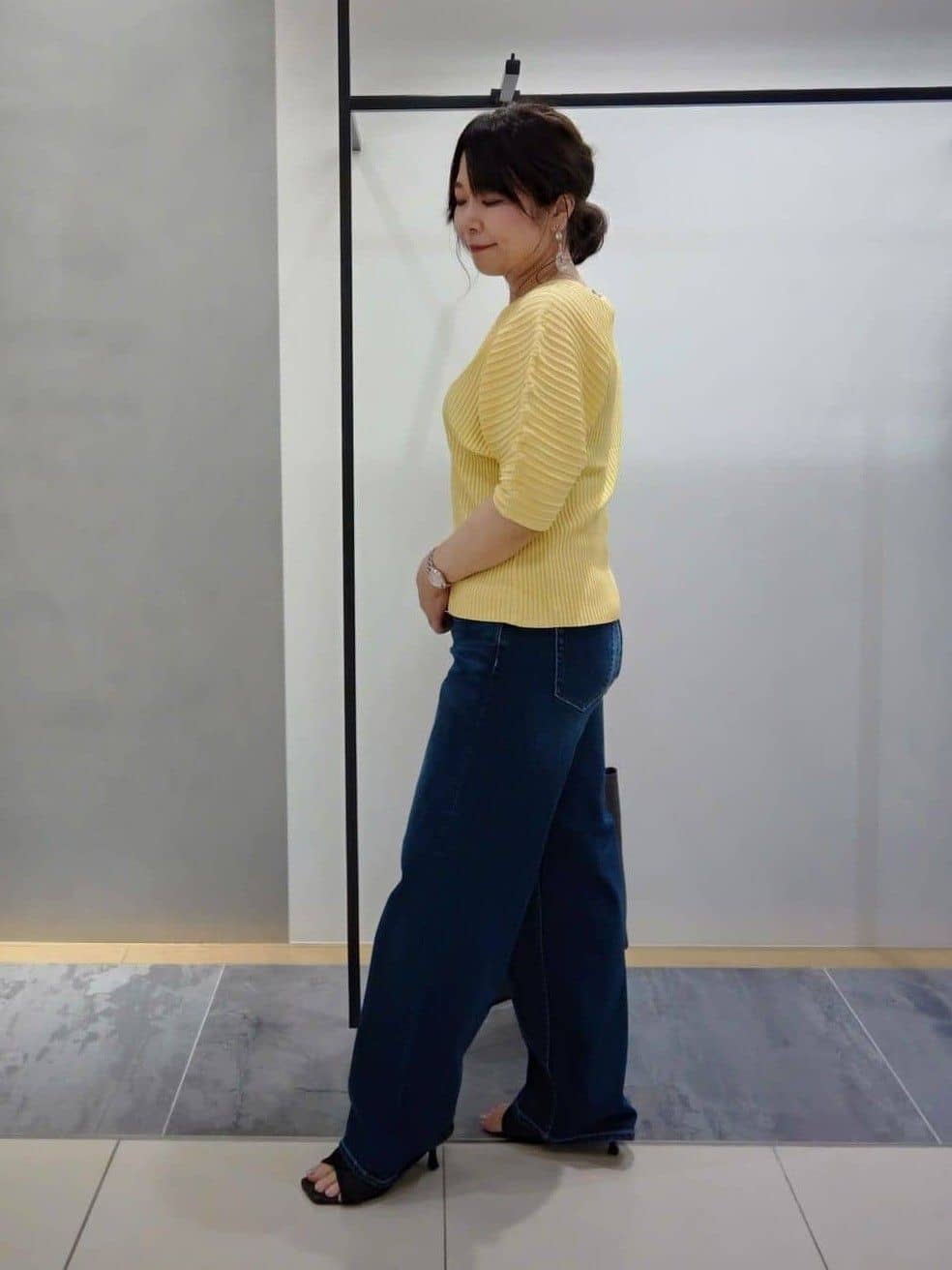 TOMOMIさんの「INDIVI｜【褒められデニム】ワイドストレート デニムパンツ」を使ったコーディネート