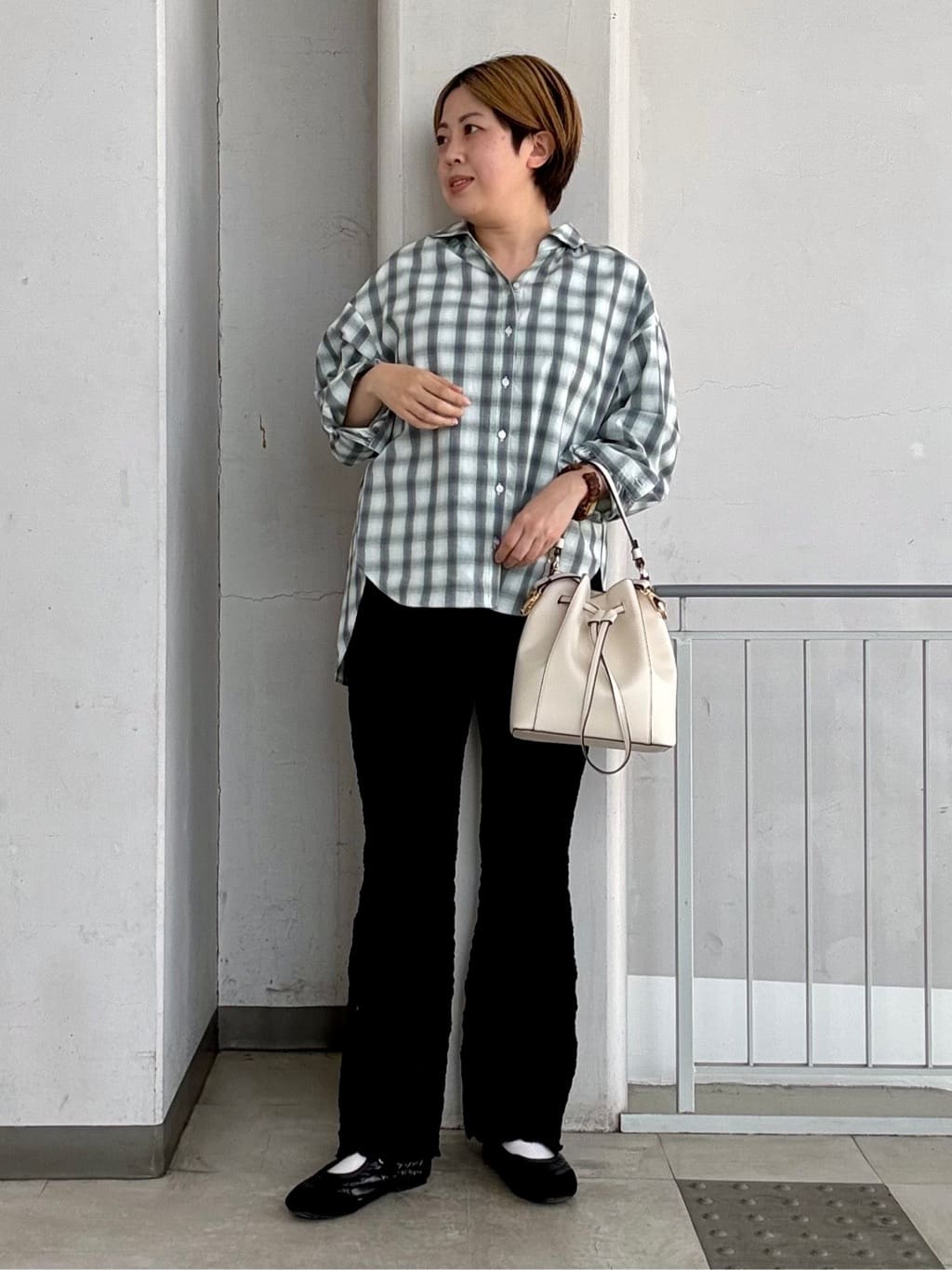 aiさんの「THE SHOP TK｜【後ろ姿もサマになる】バックシャーリングシャツ」を使ったコーディネート