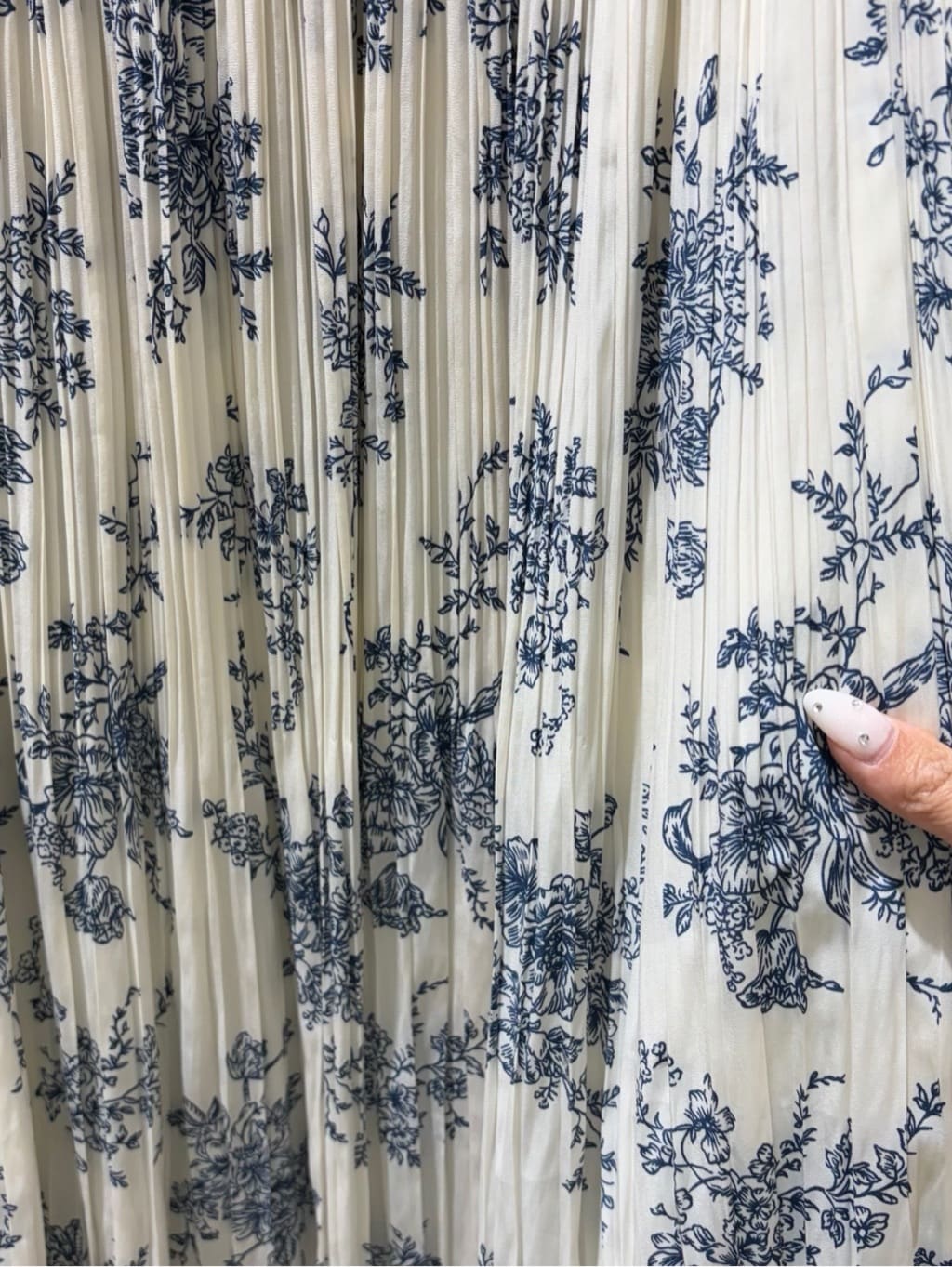kanonさんの「grove｜【手洗いOK】フロントラッフルフリルブラウス」を使ったコーディネート