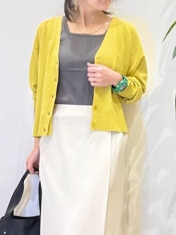misakiさんの「SHOO･LA･RUE｜【洗濯機可/UV】さらっとしたタッチが心地よい ショート丈 Vネックカーディガン」を使ったコーディネート