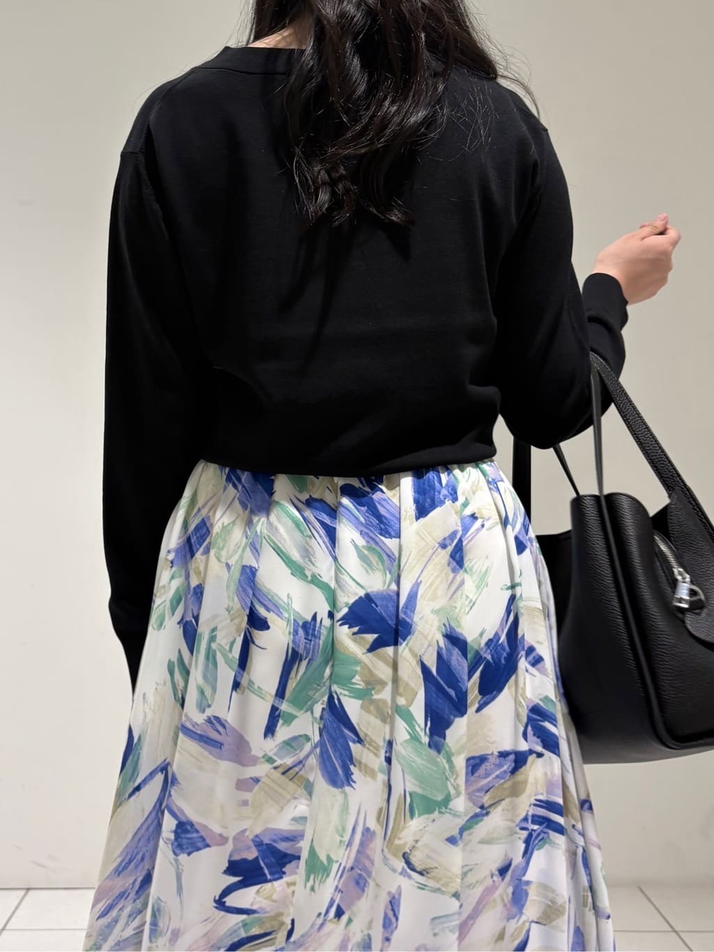 momokoさんの「INDIVI｜【シルク混】きれいめVネックニット」を使ったコーディネート