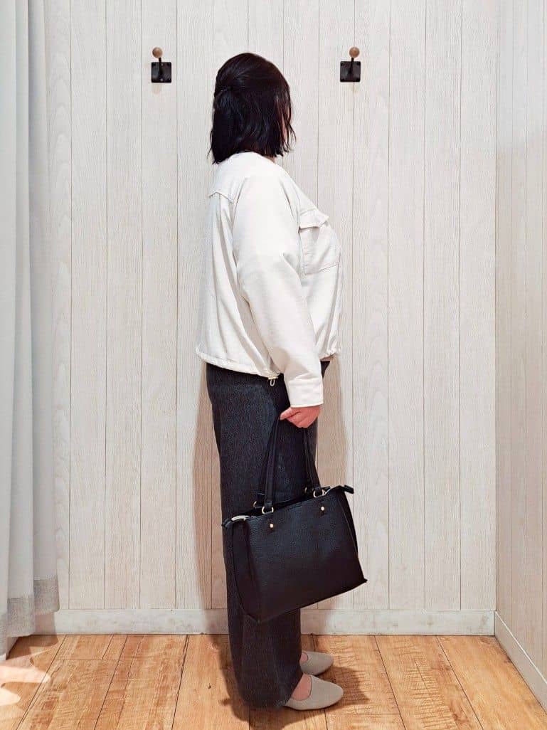 kotomiさんの「SHOO･LA･RUE｜【高レビュー/S-LL】穿くだけすっきりシルエット サイドボタン付き デニム風ワイドパンツ」を使ったコーディネート