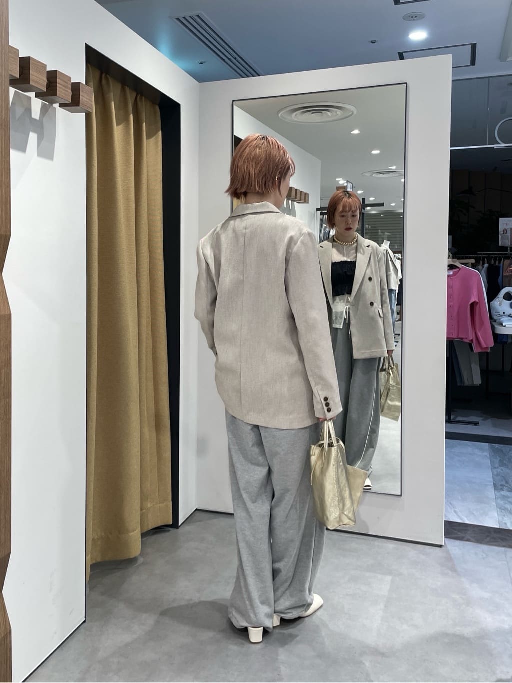 mikuさんの「INDIVI｜【一部店舗限定】パイピング裏毛ワイドパンツ」を使ったコーディネート