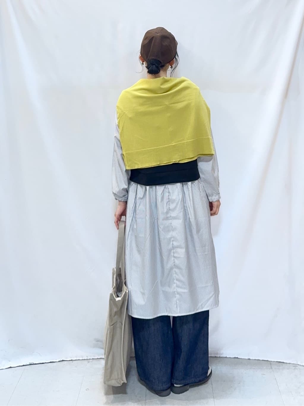 𝐇𝐢𝐫𝐨𝐦𝐢さんの「SHOO･LA･RUE｜【洗濯機可/UV】さらっとしたタッチが心地よい ショート丈 Vネックカーディガン」を使ったコーディネート