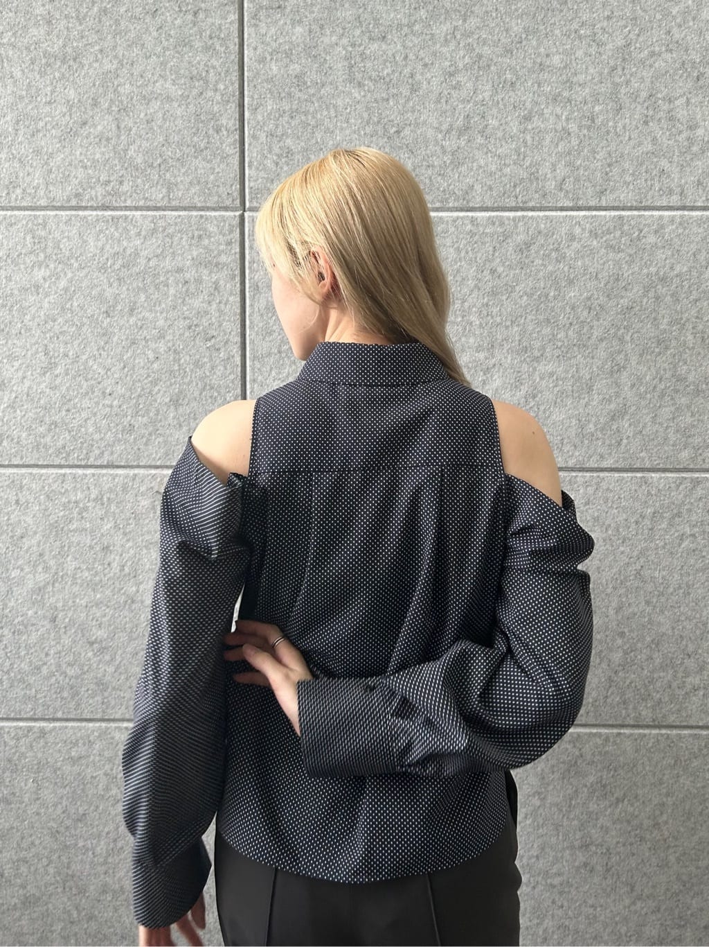 honoka Aさんの「CODE A｜dots open shoulder shirts」を使ったコーディネート