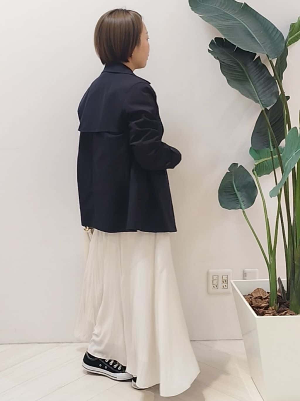 s u g iさんの「UNTITLED｜【定番人気/はっ水/洗える】タスランショートトレンチコート」を使ったコーディネート