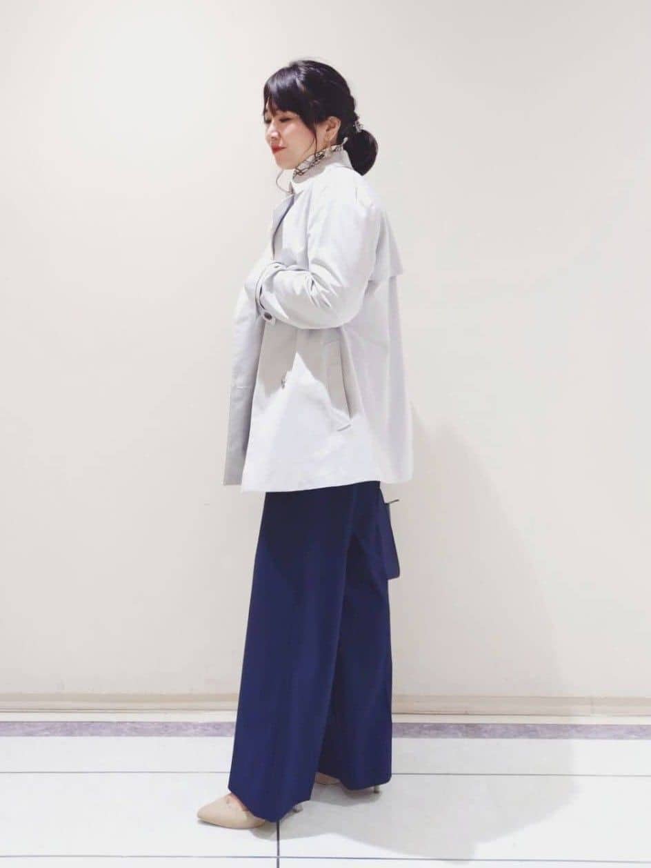 TOMOMIさんの「INDIVI｜【花粉付着防止／撥水／UVケア】名品トレンチコート」を使ったコーディネート