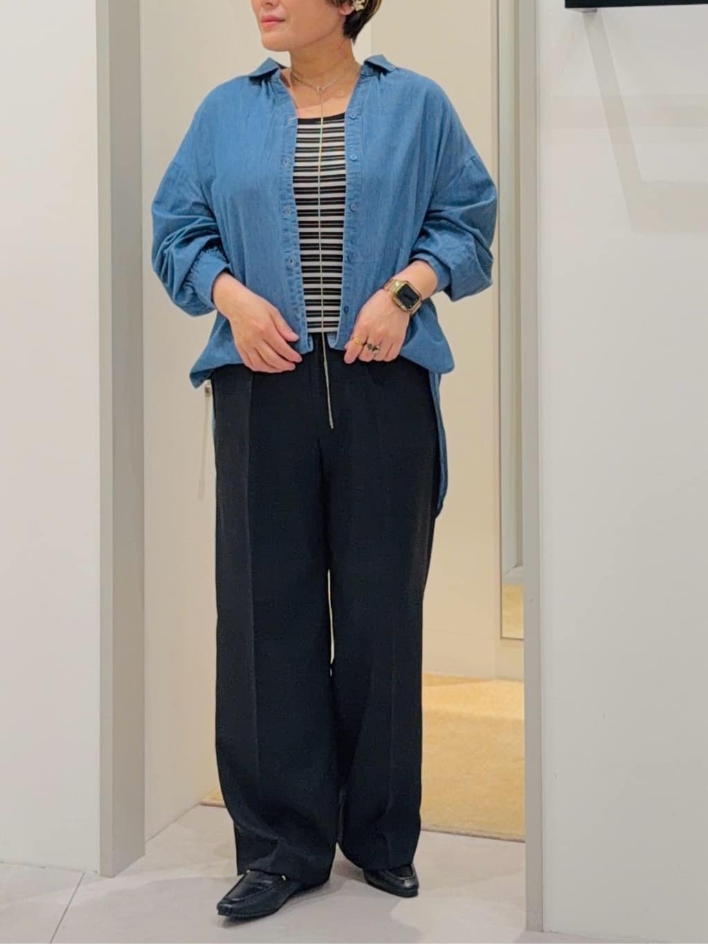 タナさんの「THE SHOP TK｜【後ろ姿もサマになる】バックシャーリングシャツ」を使ったコーディネート