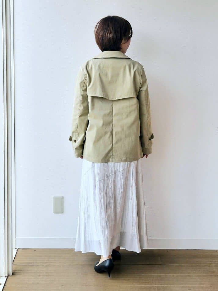 やじまさんの「UNTITLED｜【定番人気/はっ水/洗える】タスランショートトレンチコート」を使ったコーディネート