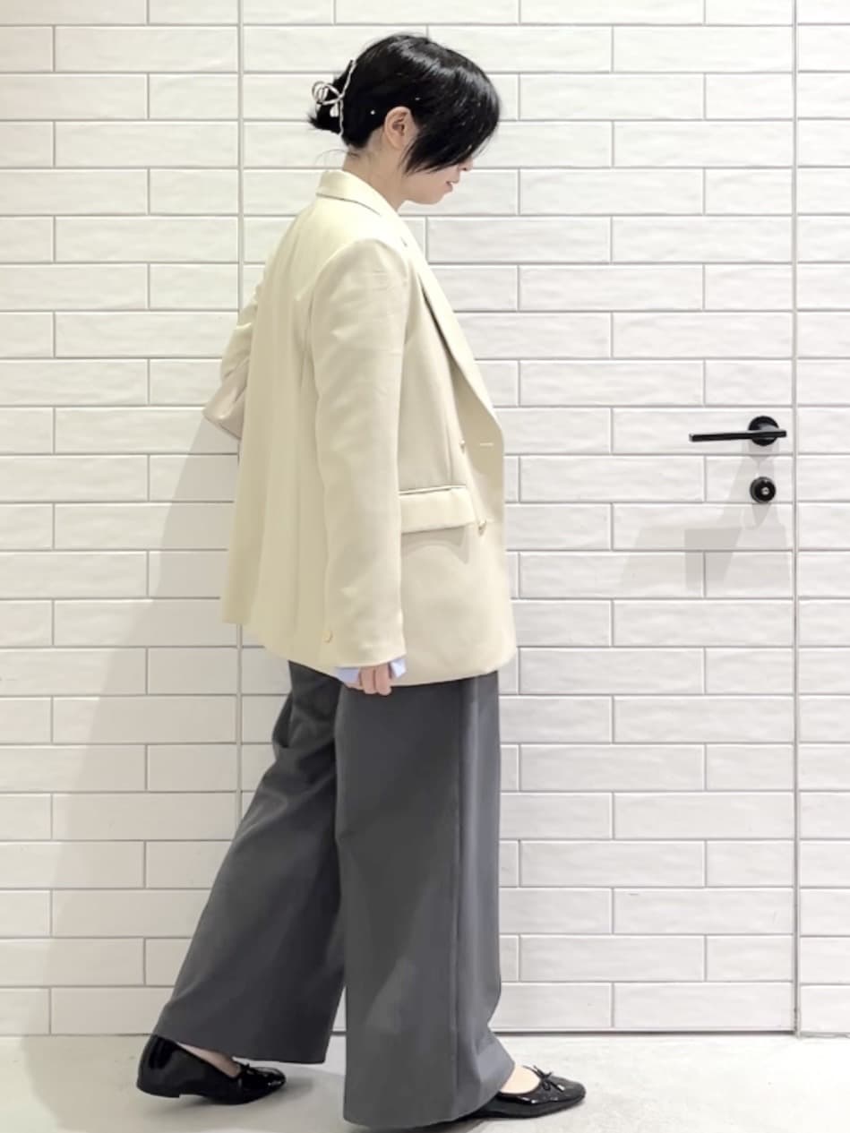 しおりさんの「OPAQUE.CLIP｜金ボタンダブルブレストテーラードジャケット／セットアップ対応【洗える】」を使ったコーディネート