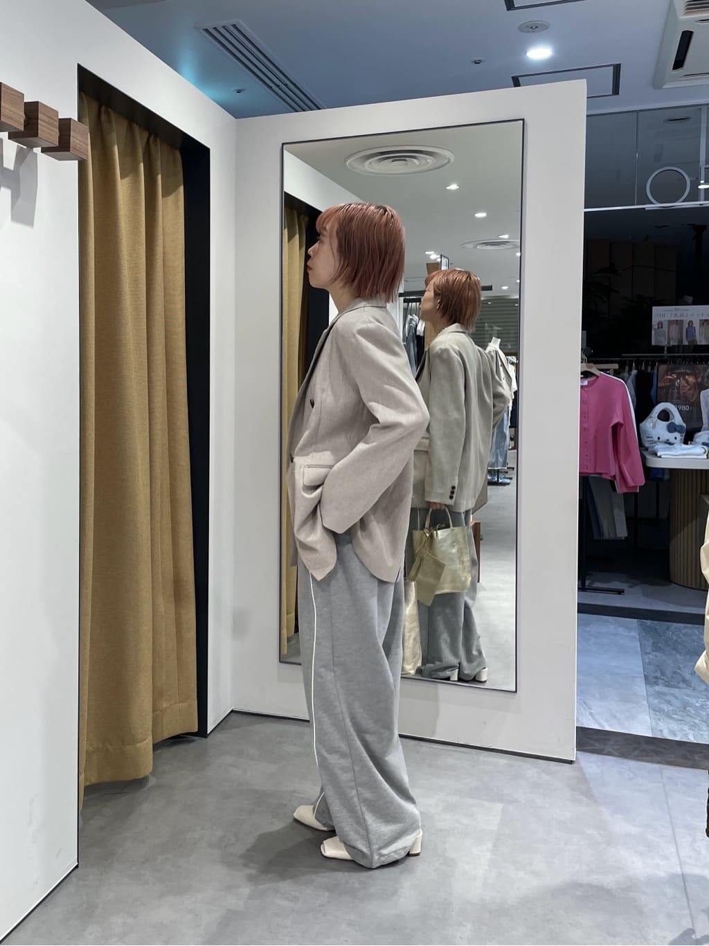 mikuさんの「INDIVI｜【一部店舗限定】パイピング裏毛ワイドパンツ」を使ったコーディネート