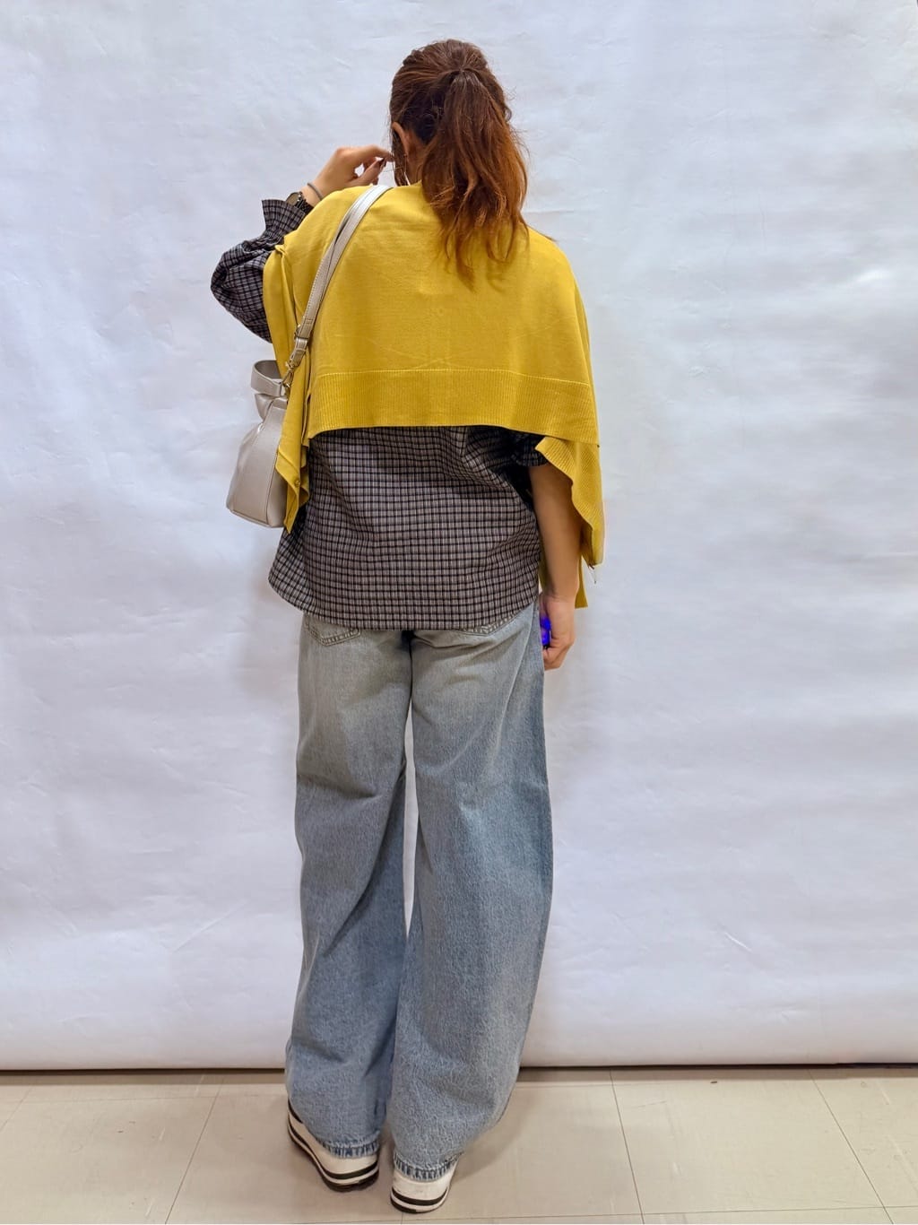 fuuさんの「SHOO･LA･RUE｜【洗濯機可/UV】さらっとしたタッチが心地よい ショート丈 Vネックカーディガン」を使ったコーディネート