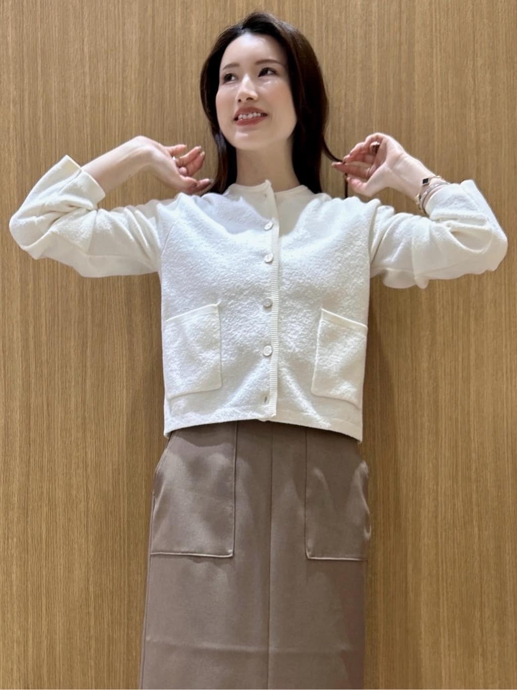maiさんの「OPAQUE.CLIP｜ブークレ金ボタンニットカーディガン【洗濯機OK】」を使ったコーディネート