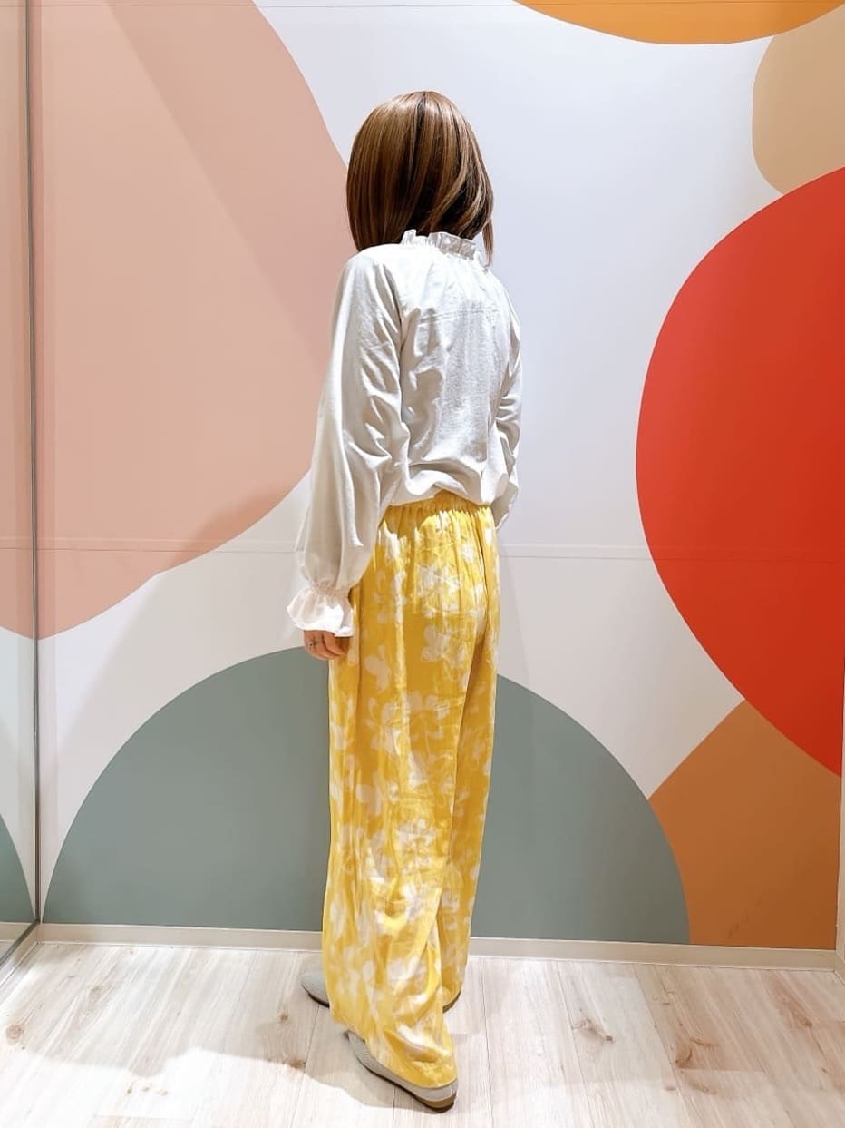 長男さんの「SHOO･LA･RUE｜【柄が選べる/洗濯機可/S-LL】脚のラインを拾いにくい さらさらサテンイージーワイドパンツ」を使ったコーディネート