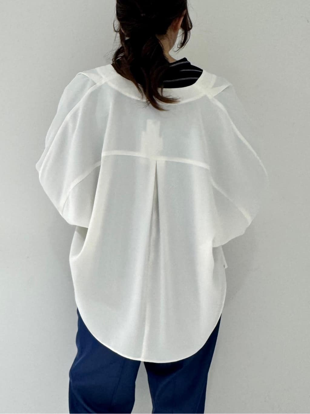 そんさんの「INDIVI｜【洗える／UVケア／マットサテン】Vネックドルマンスリーブブラウス」を使ったコーディネート