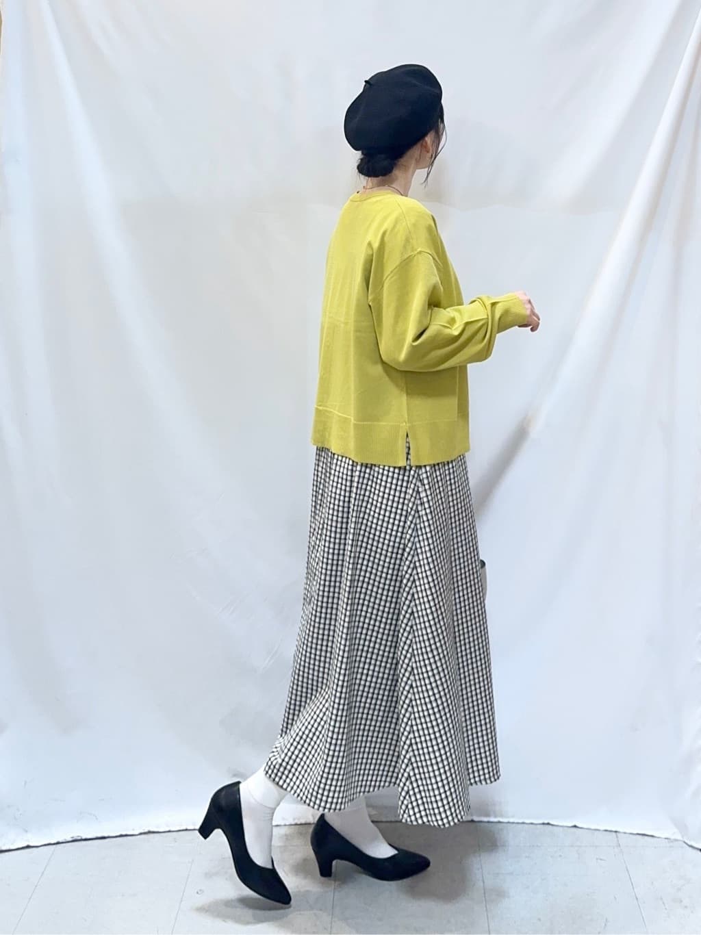 𝐇𝐢𝐫𝐨𝐦𝐢さんの「SHOO･LA･RUE｜【洗濯機可/UV】さらっとしたタッチが心地よい ショート丈 Vネックカーディガン」を使ったコーディネート