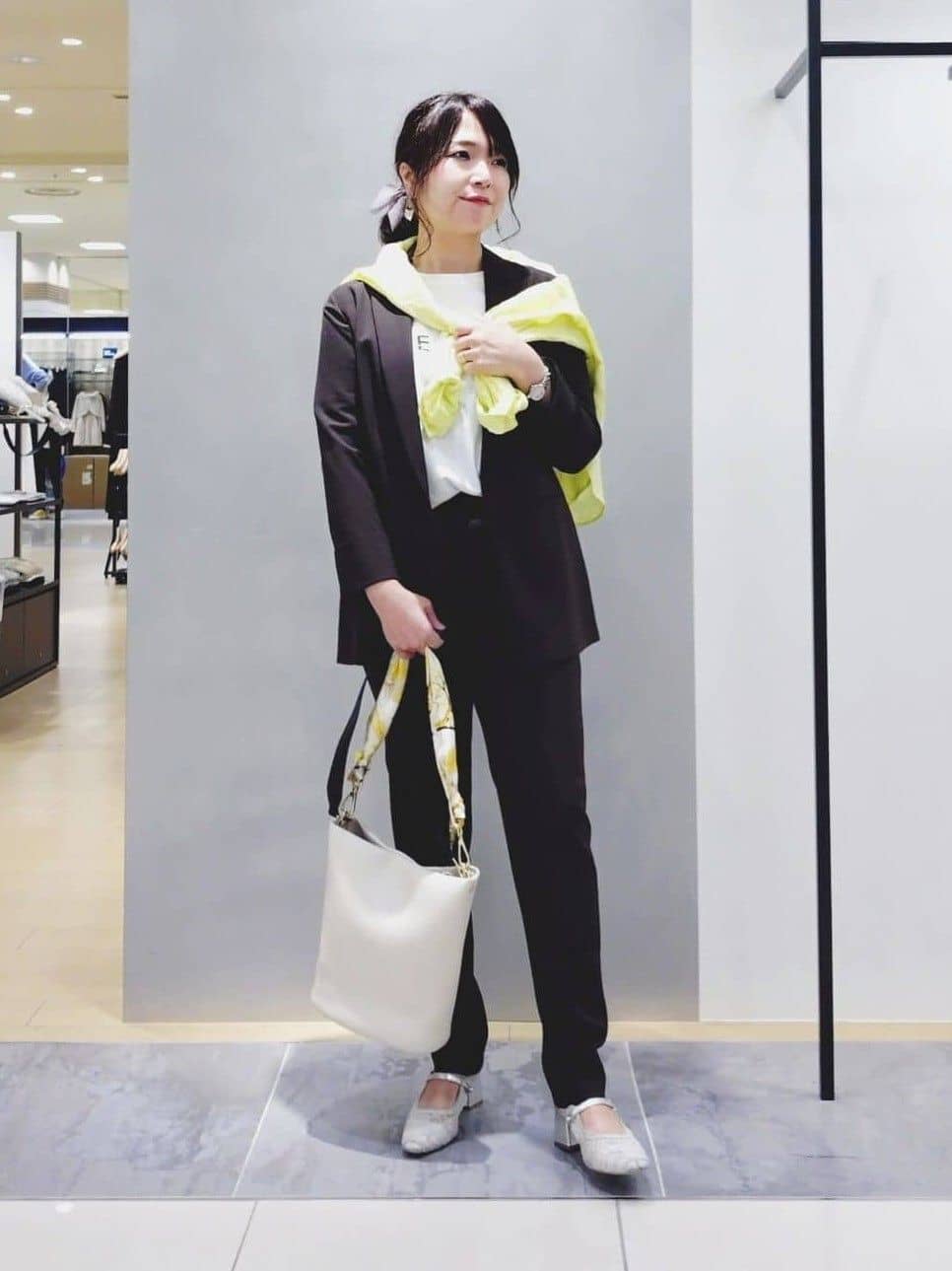 TOMOMIさんの「INDIVI｜【接触冷感／2WAY】カシュクールリネンシャツ」を使ったコーディネート