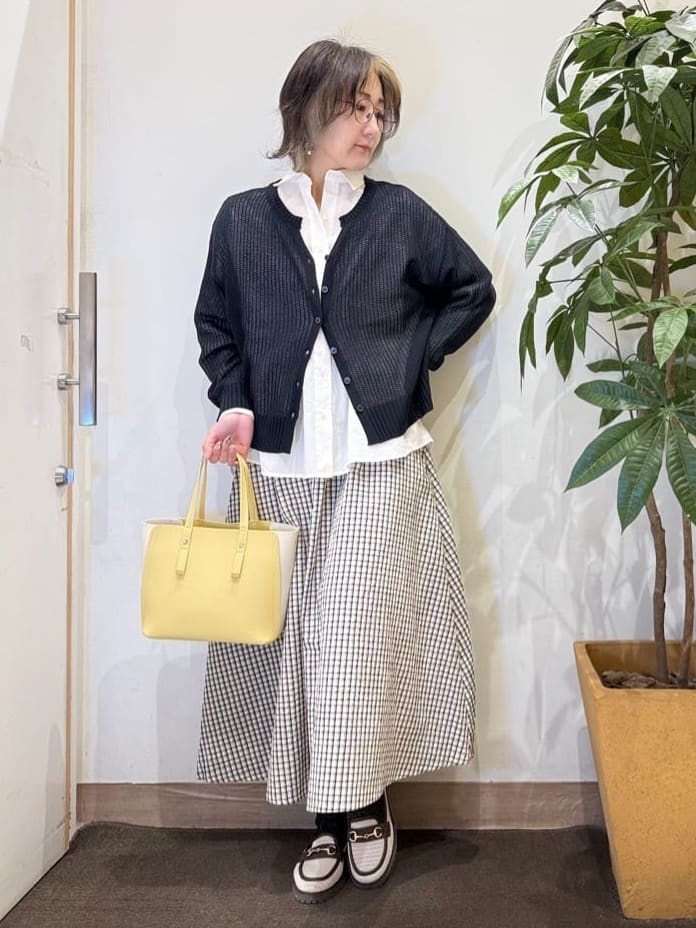 misakiさんの「SHOO･LA･RUE｜【洗濯機可/S-LL】キーネックでお顔周りすっきり ざっくり編みカーディガン」を使ったコーディネート