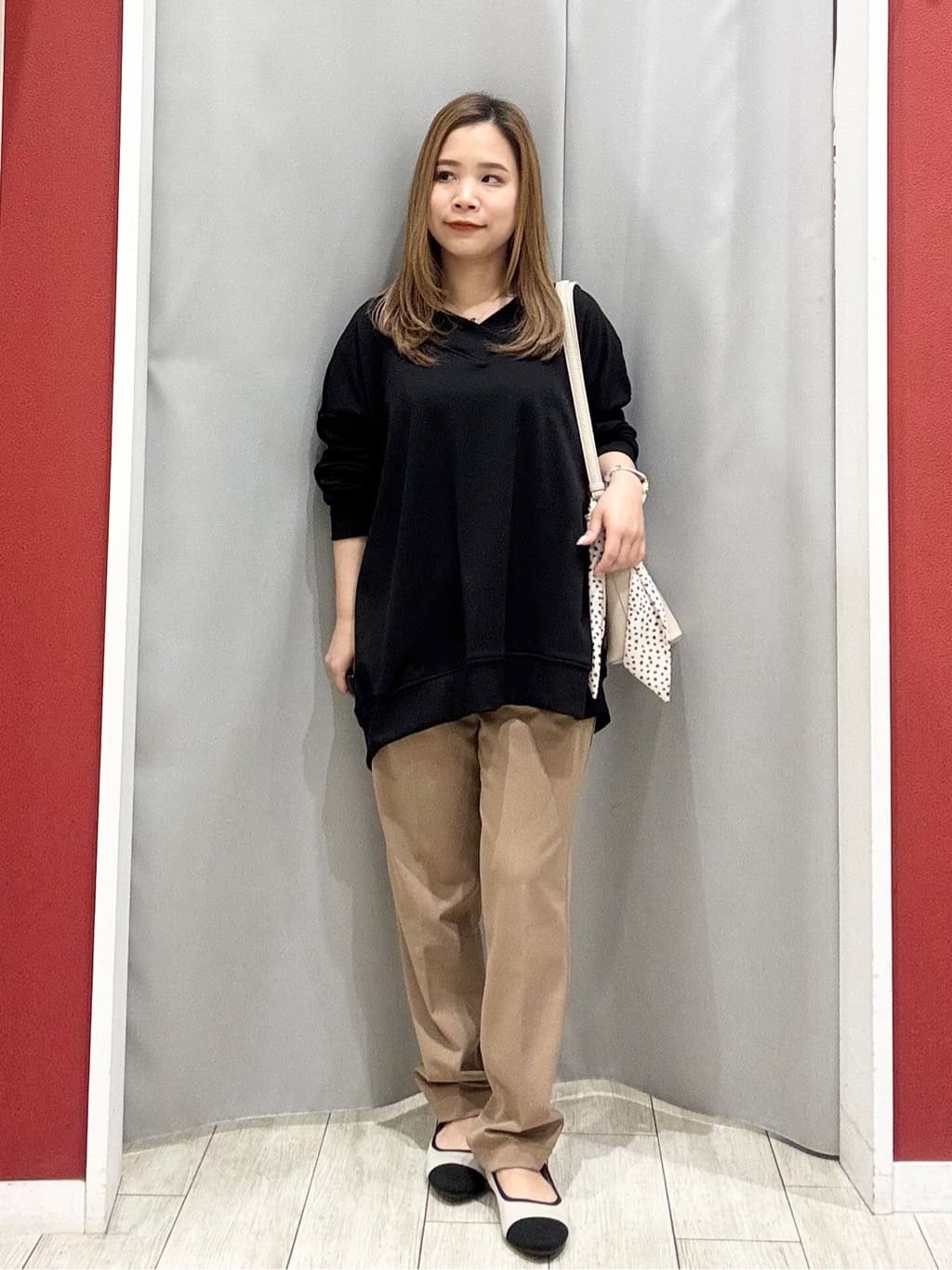 shioさんの「SHOO･LA･RUE｜【洗濯機可】インせずすっきり見え　優しい雰囲気のVネックトップス」を使ったコーディネート