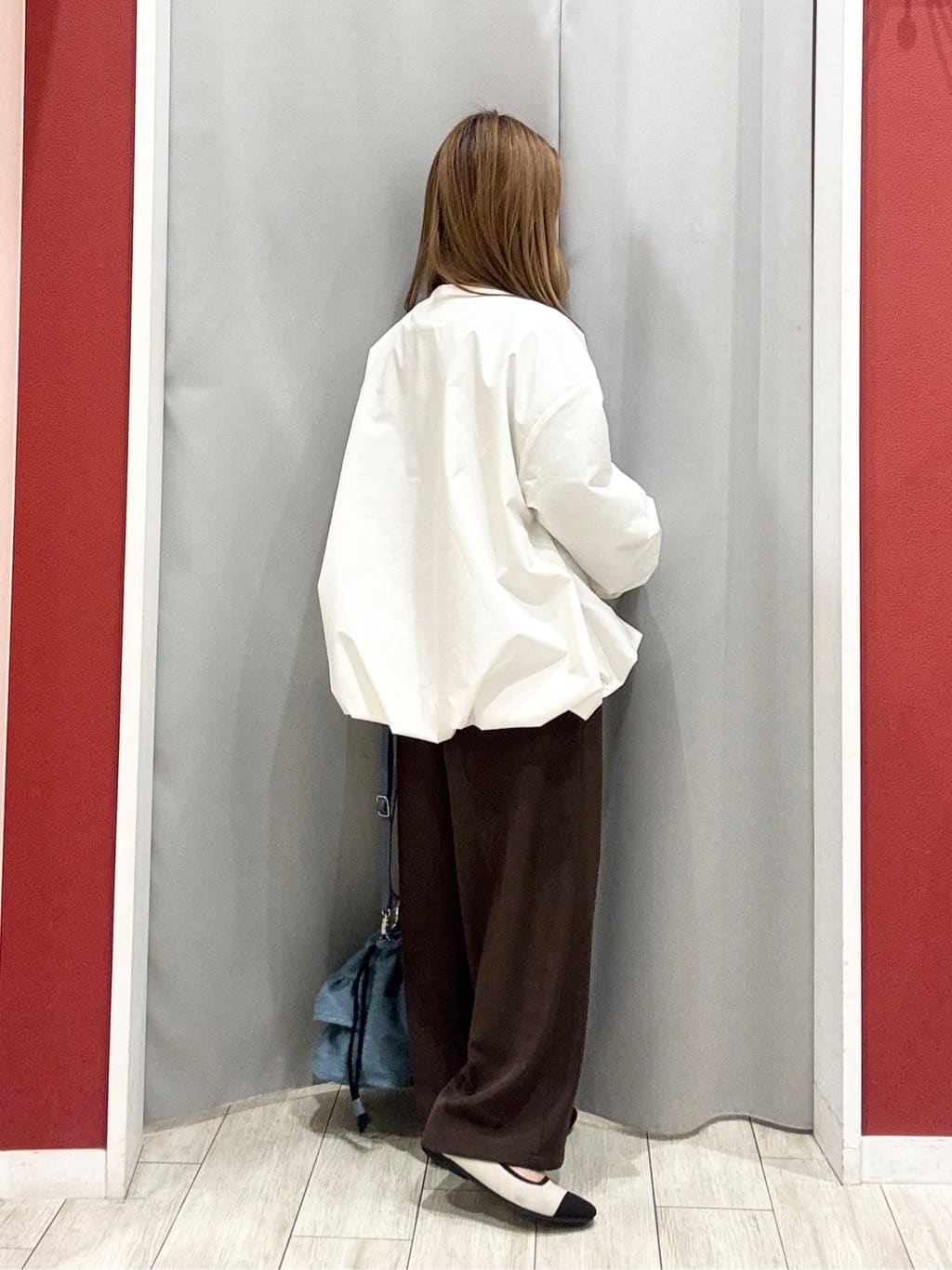 shioさんの「SHOO･LA･RUE｜【防風/撥水/S-LL】お顔回りすっきり見え　Vネックバルーンブルゾン」を使ったコーディネート