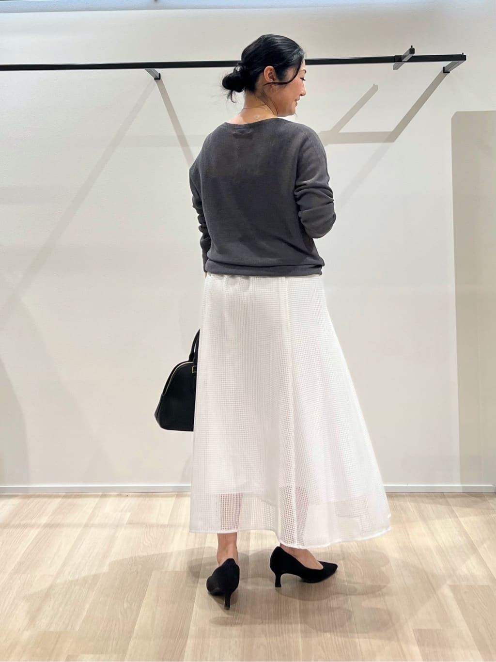TOMOMIさんの「UNTITLED｜【8色展開/程よい透け感】ドライタッチボートネックニット」を使ったコーディネート