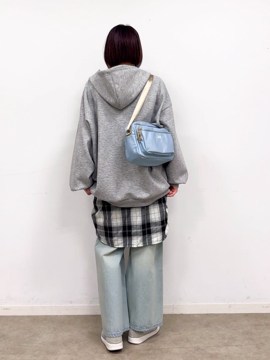 𝐜𝐡𝐢𝐤𝐚さんの「SHOO･LA･RUE｜【片手ではける】シンプルスニーカー」を使ったコーディネート