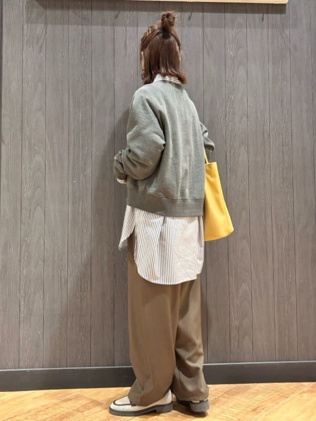 meiさんの「SHOO･LA･RUE｜MIX調 シンプルラグランスウェット」を使ったコーディネート