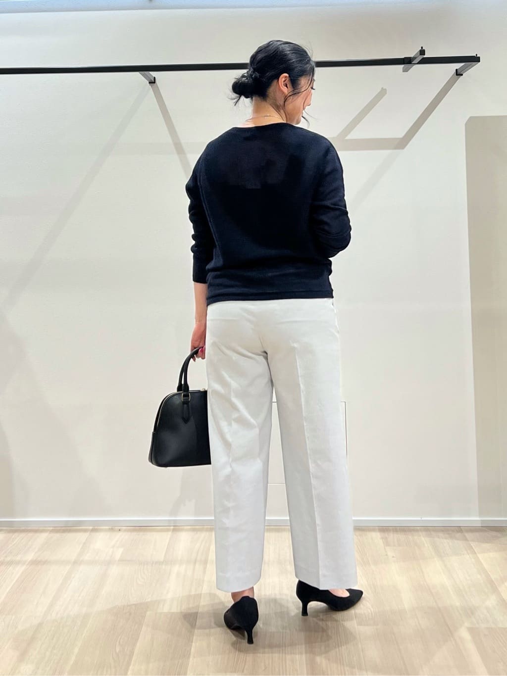 TOMOMIさんの「UNTITLED｜【8色展開/程よい透け感】ドライタッチボートネックニット」を使ったコーディネート