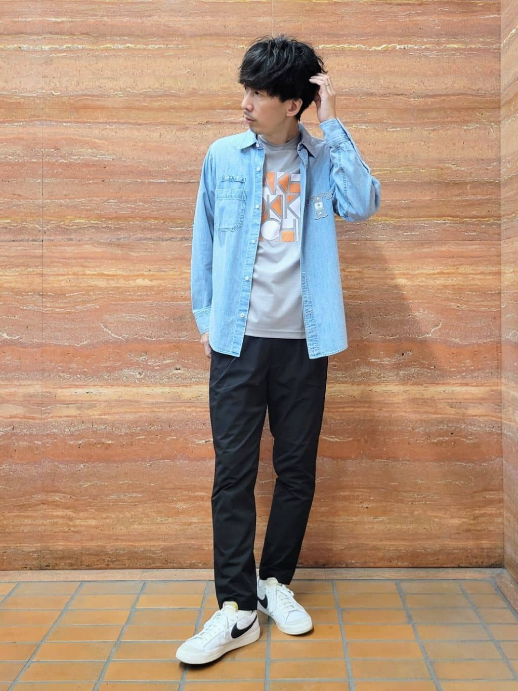 piroyaさんの「TAKEO KIKUCHI｜【BOWLER HAT LABEL】Tエンブレム デニムシャツ」を使ったコーディネート