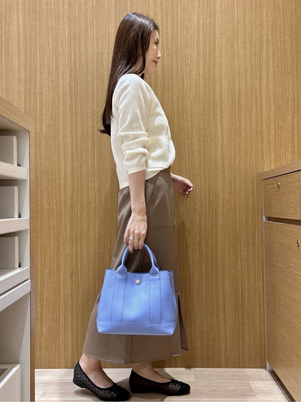 maiさんの「OPAQUE.CLIP｜ブークレ金ボタンニットカーディガン【洗濯機OK】」を使ったコーディネート