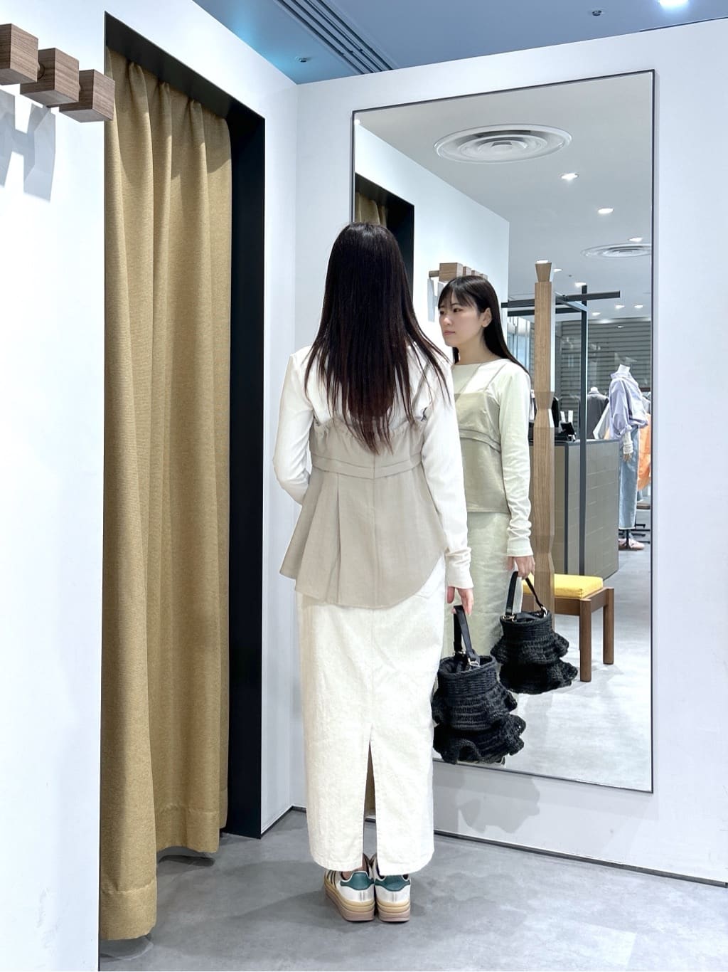 Renoさんの「INDIVI｜バックオープンリブ長袖Tシャツ」を使ったコーディネート