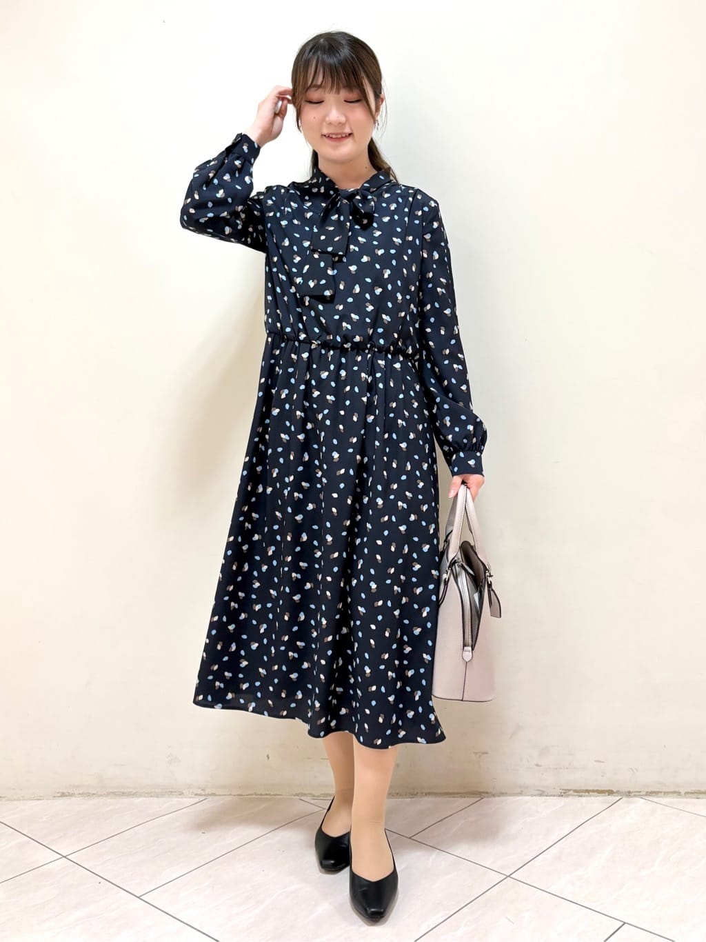 mikiさんの「Reflect｜【セレモニー／通勤／おでかけに◎】フラワープリントボウタイワンピース」を使ったコーディネート