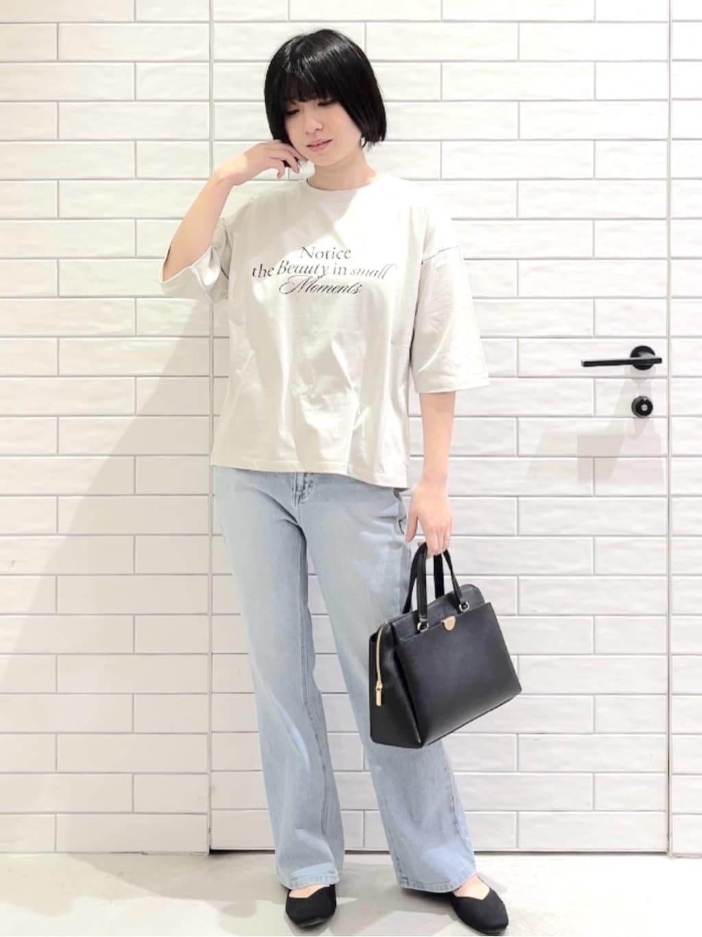 しおりさんの「OPAQUE.CLIP｜リラクシーロゴプリントTシャツ【洗濯機OK】」を使ったコーディネート