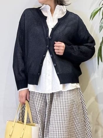 misakiさんの「SHOO･LA･RUE｜【洗濯機可/S-LL】キーネックでお顔周りすっきり ざっくり編みカーディガン」を使ったコーディネート