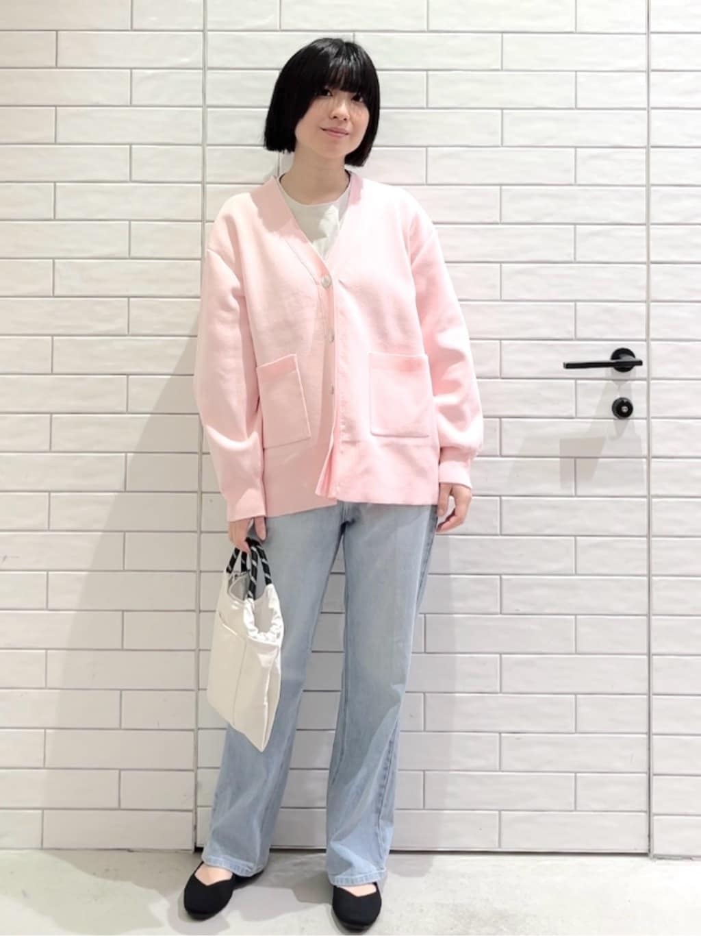 しおりさんの「OPAQUE.CLIP｜リラクシーロゴプリントTシャツ【洗濯機OK】」を使ったコーディネート