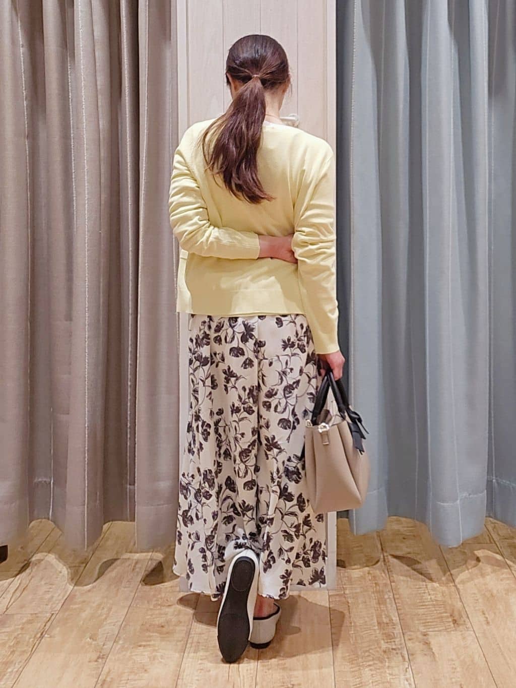 miyaさんの「SHOO･LA･RUE｜【洗濯機可/S-LL/アンサンブル可】パールボタンが上品　華やぎ配色カーディガン」を使ったコーディネート