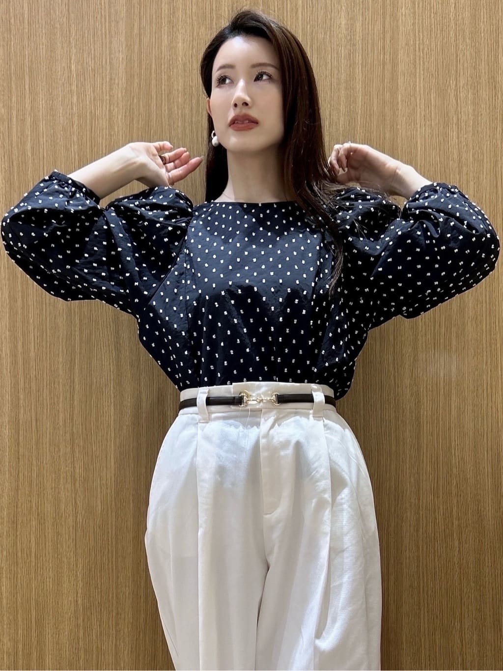 maiさんの「OPAQUE.CLIP｜ドビードットパフスリーブブラウス【洗濯機OK】」を使ったコーディネート